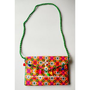 CARTERA BORDADA SOBRE HIPPIE 01