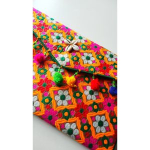 CARTERA BORDADA SOBRE HIPPIE 01
