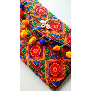 CARTERA BORDADA SOBRE HIPPIE 05