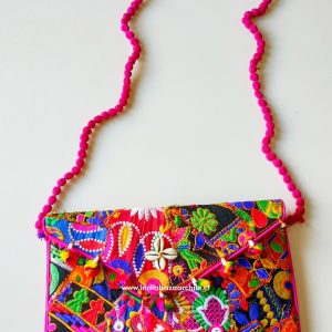 CARTERA BORDADA POMPOM SOBRE PATCHWORK 1