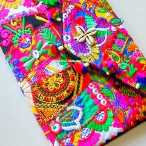 CARTERA BORDADA POMPOM SOBRE PATCHWORK 1
