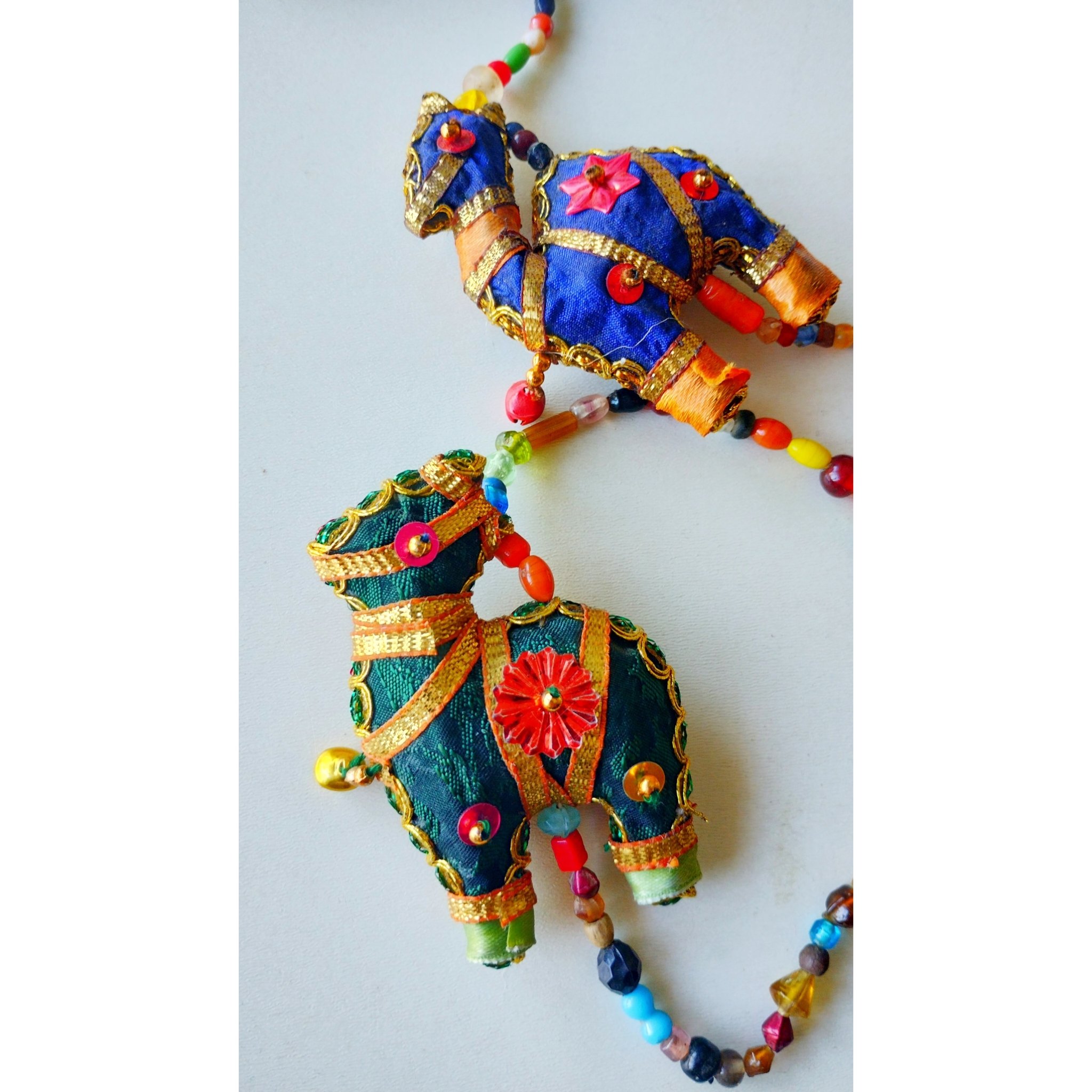 COLGANTE BORDADO CAMELLOS - Imagen 3